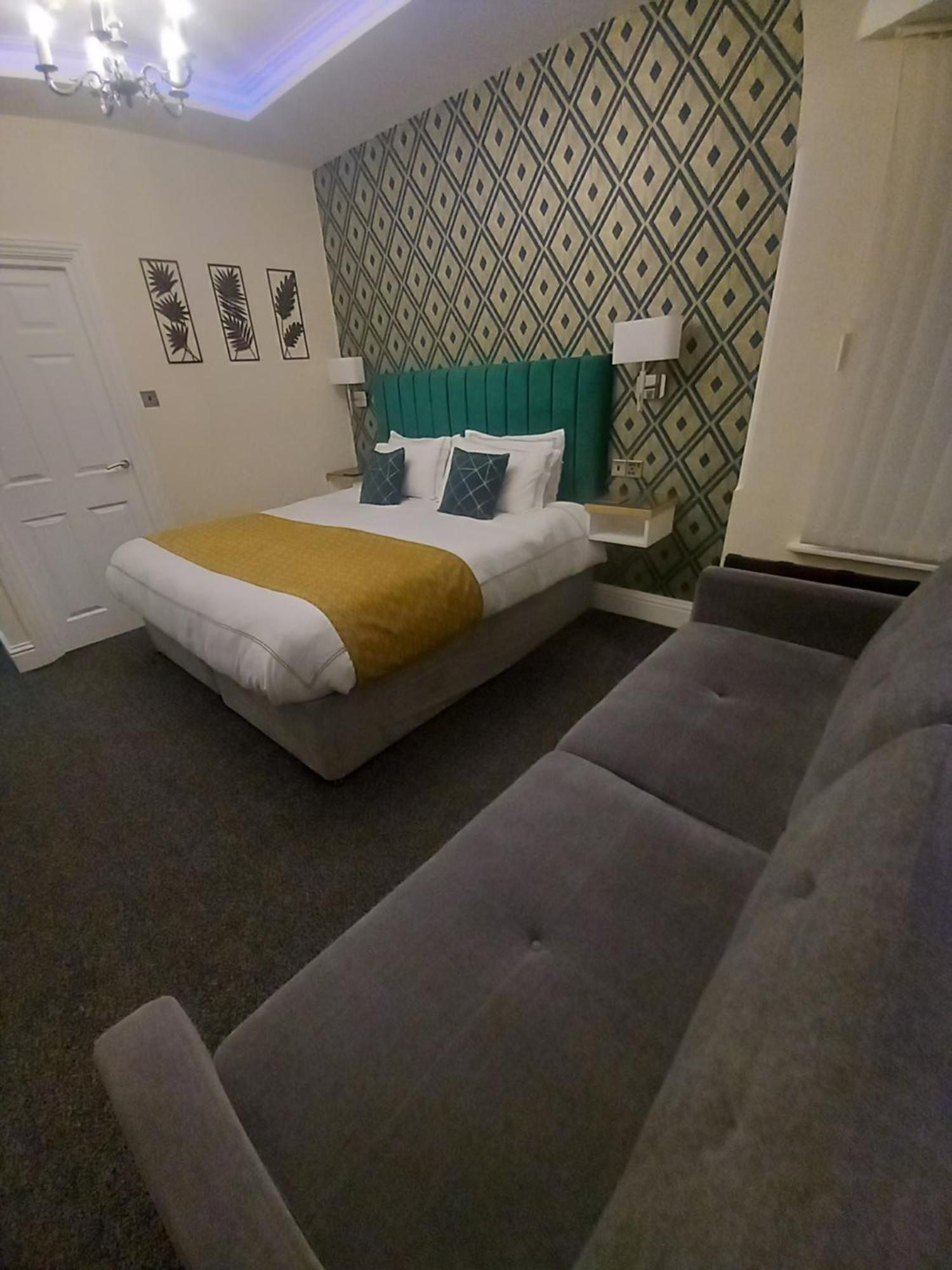 The Gatsby Blackpool - Formerly The Windsor Стая снимка